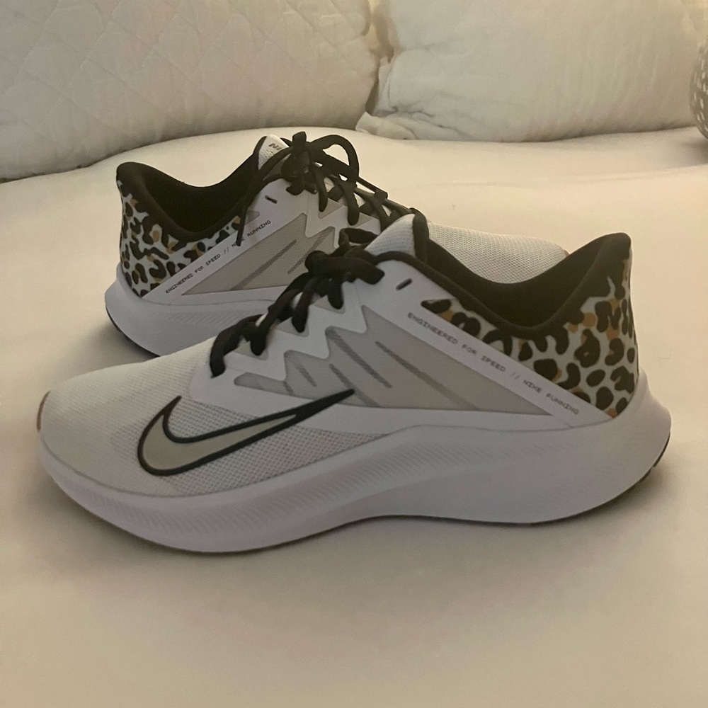 Womens Nike Quest sneakers
